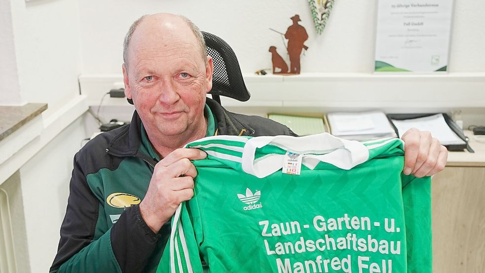 Der Heinsberger Firmenchef Manfred Fell und das berühmte Trikot. Foto: Thomas Frey/dpa