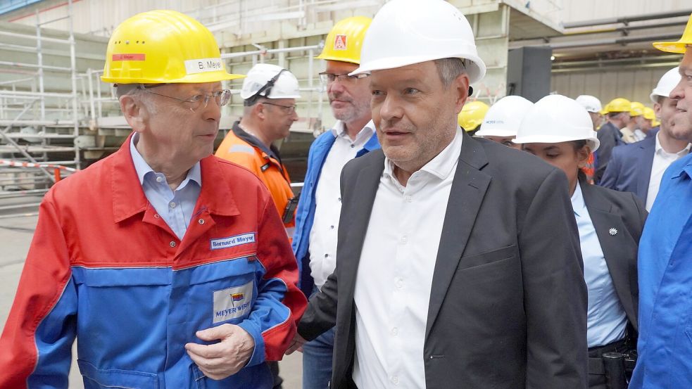 Wirtschaftsminister Robert Habeck (rechts) mit Ex-Werft-Chef Bernard Meyer bei einem Besuch der Werft vor der staatlichen Rettung. Foto: Gerd Schade