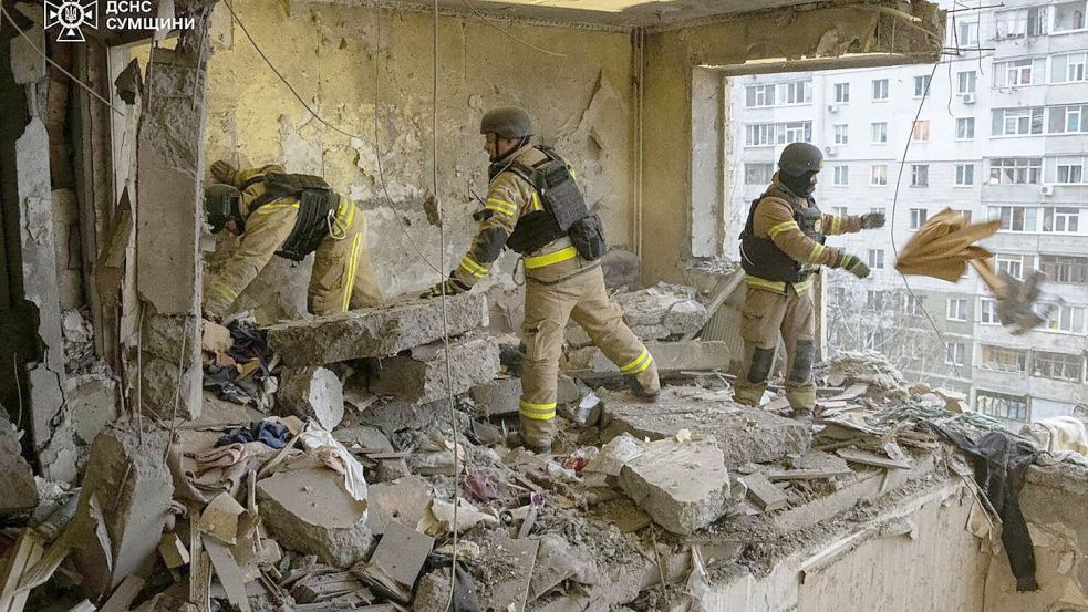 Nach dem russischen Drohnentreffer in Sumy werden mindestens neuen Tote gezählt. Foto: Uncredited/Ukrainian Emergency Service/AP/dpa