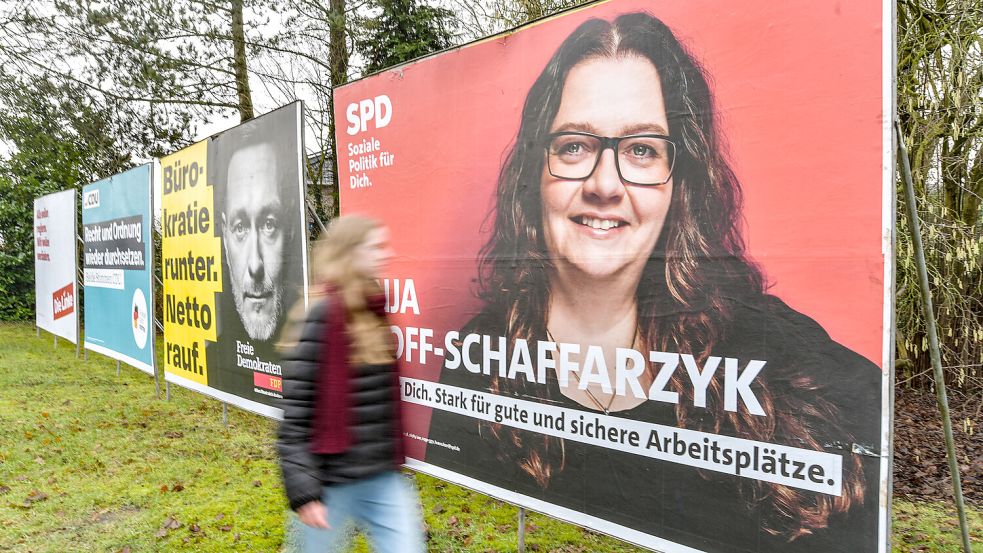 Bundestags-Plakatwände an der Spierkreuzung in Leer: 25 Kandidatinnen und Kandidaten aus zehn Parteien werben in den drei Bundestags-Wahlkreisen Ostfrieslands um Wählerstimmen. Foto: Ortgies