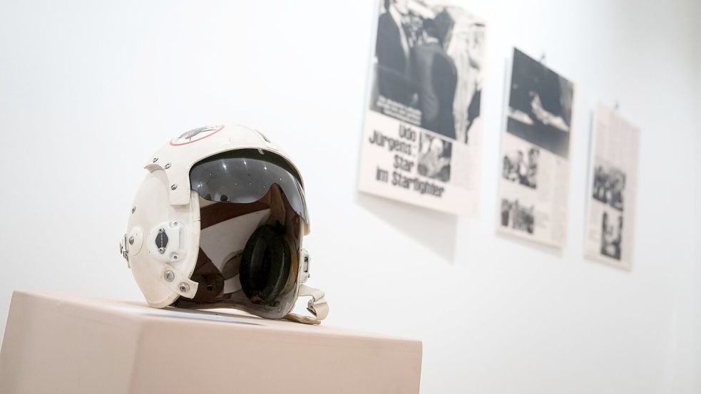 Mit einem „Starfighter“-Helm auf dem Kopf flog Udo Jürgens einst in 10.000 Metern Höhe. Foto: Lukas Barth/dpa