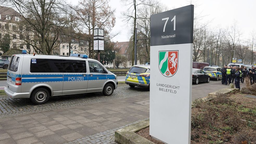 Die Polizei war mit vielen Kräften vor Ort. Foto: Friso Gentsch/dpa