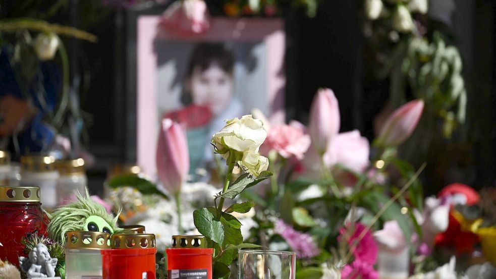 Der gewaltsame Tod der neunjährigen Valeriia hatte im Juni 2024 viele Menschen erschüttert - im sächsischen Döbeln wurde mit Kerzen und Blumen des Mädchens gedacht (Archivbild). Foto: Robert Michael/dpa