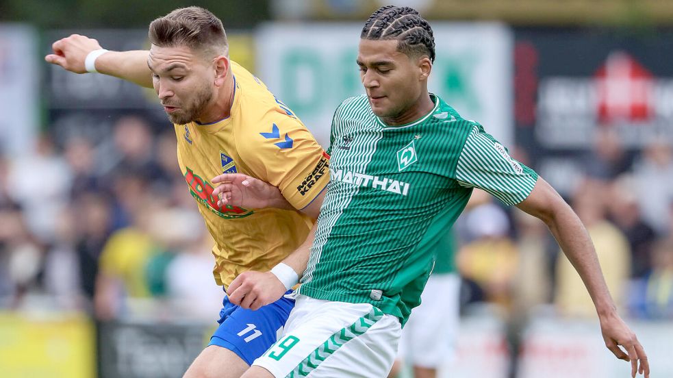 David Kebé (rechts) wechselt zu Kickers Emden. Foto: Imago