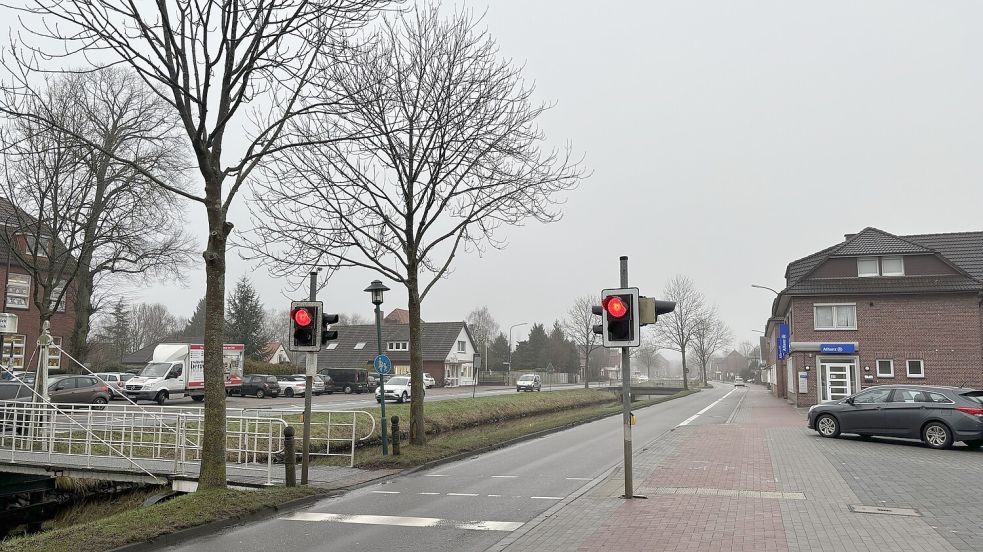 Immer wieder schaltet die Ampel wahllos auf Rot und verursacht einen Verkehrsstau am Untenende in Höhe der Sundermannschule. Foto: Pentzlin