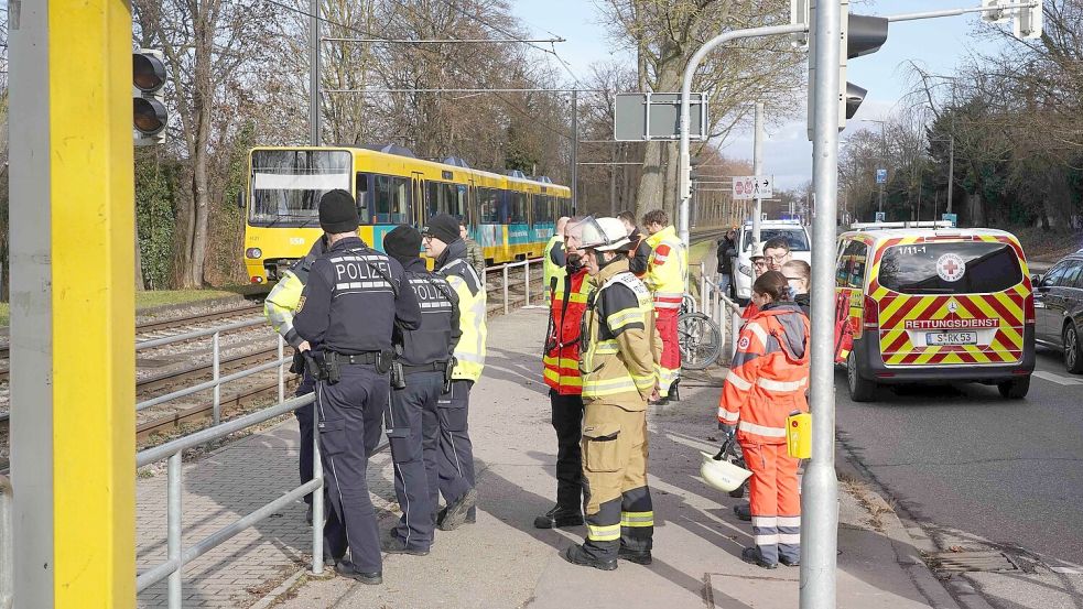 Auch für die Kräfte von Polizei und Feuerwehr ist das ein schwieriger Einsatz. Foto: Andreas Rosar/dpa