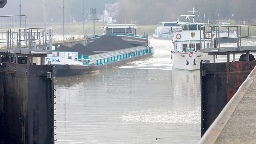 Staatssekretär Becht: Bei der Reparatur der Schleuse wurde schnell und professionell gearbeitet. Foto: Thomas Frey/dpa