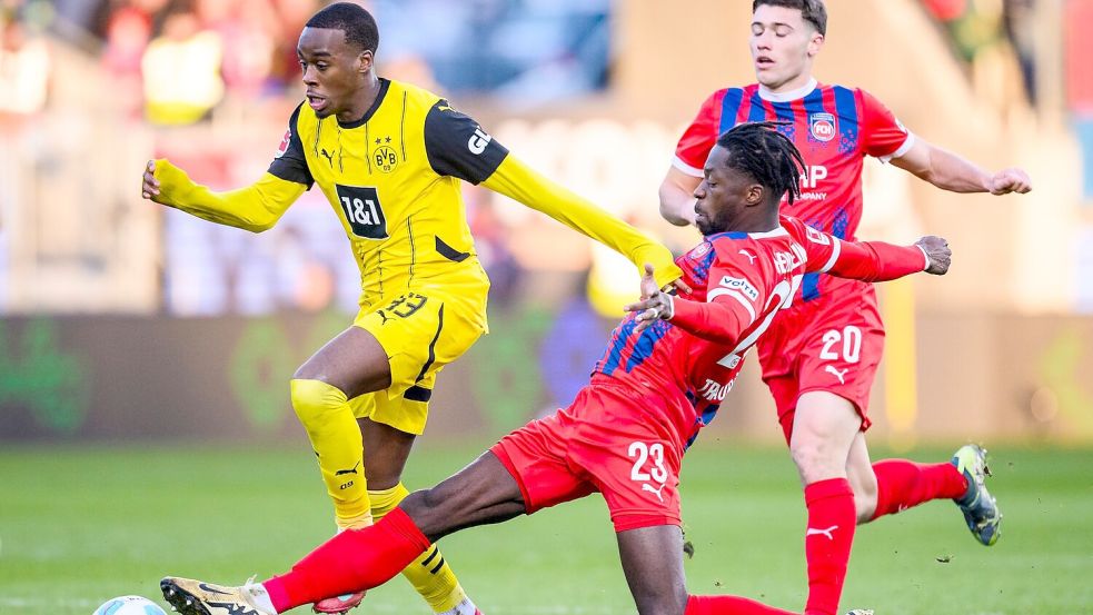 Einer der Dortmunder Aktivposten: Jamie Gittens (l.) im Duell mit Omar Traoré. Foto: Tom Weller/dpa