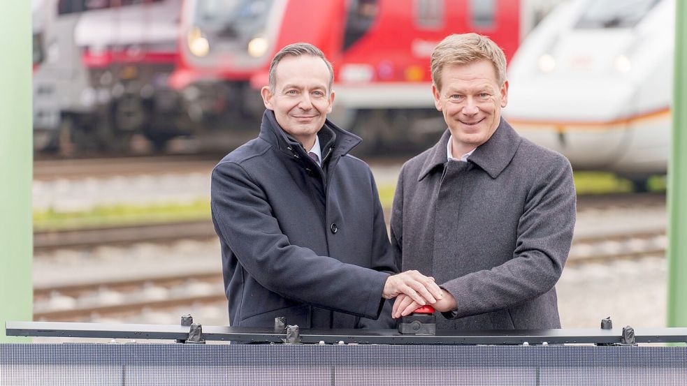 Bahnchef Richard Lutz (rechts) und Verkehrsminister Volker Wissing (parteilos) hatten sich gemeinsam auf das Sanierungsvorgehen verständigt. (Archivbild) Foto: Andreas Arnold/dpa