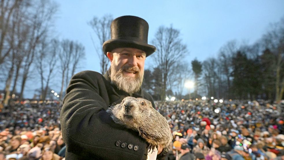 Punxsutawney Phil, das wettervorhersagende Murmeltier, hat sechs weitere Wochen Winterwetter vorausgesagt. Foto: Barry Reeger/AP/dpa