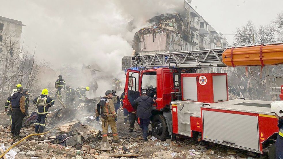 In der Stadt Poltawa in der Zentralukraine sind viele Menschen beim Einschlag einer russischen Rakete in einem Wohnhaus getötet worden. Foto: Uncredited/Ukrainian Emergency Service/AP/dpa