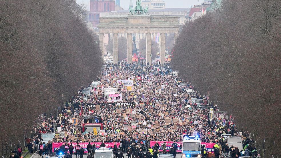 Zahlreiche Menschen demonstrieren in Berlin für die „Brandmauer“, also eine Abgrenzung der Union zur AfD. Foto: Sebastian Christoph Gollnow/dpa