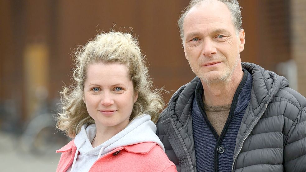 Die Schauspielerin Cornelia Gröschel und der Schauspieler Martin Brambach - hier bei Dreharbeiten zu einem MDR-„Tatort“, der in etwa einem Jahr zu sehen sein soll. Foto: Robert Michael/dpa