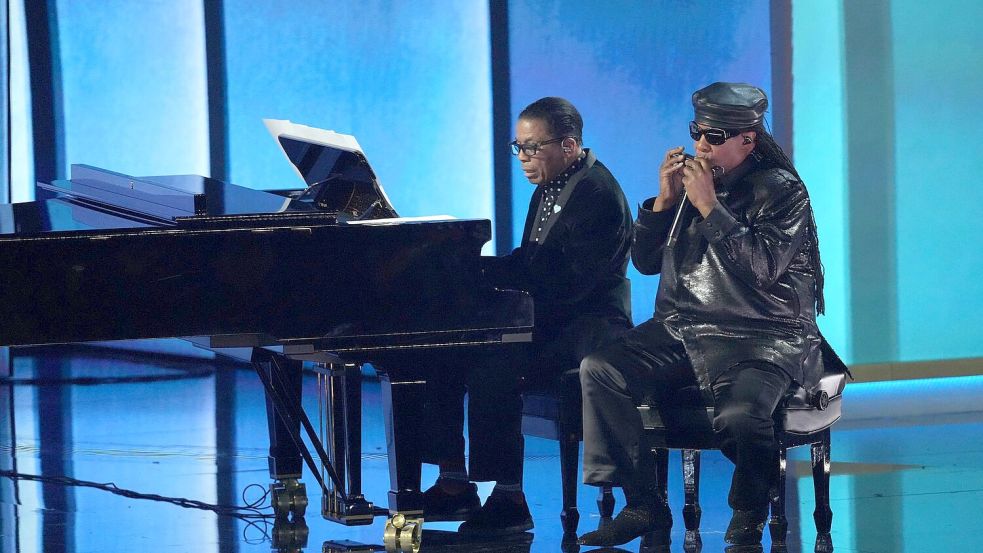 Herbie Hancock und Stevie Wonder berührten die Zuschauer. Foto: Chris Pizzello/Invision/AP/dpa