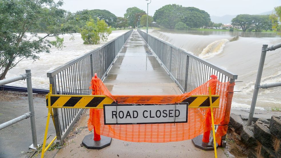 Mehrere Flüsse sind über die Ufer getreten, Straßen sind gesperrt. Foto: Scott Radford-Chisholm/AAP/dpa