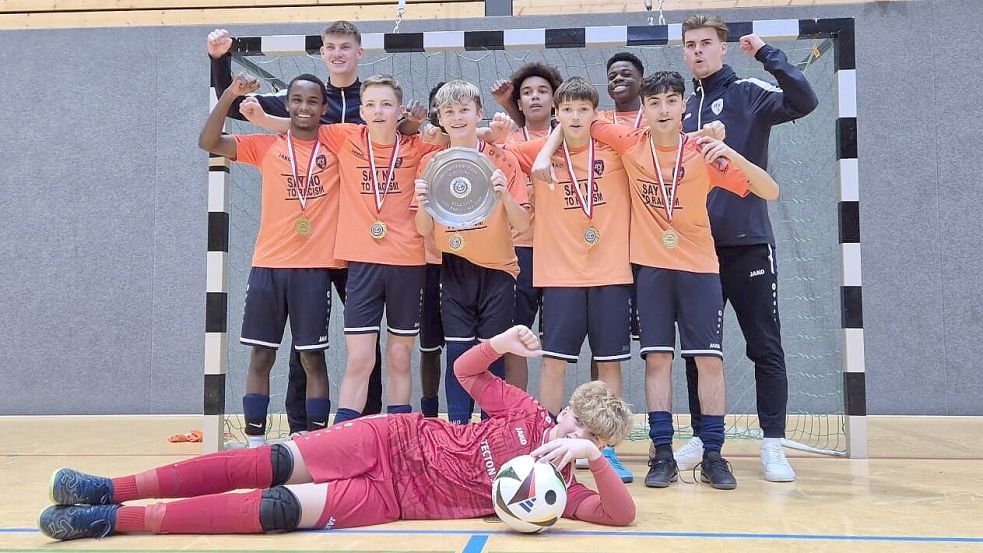 Das Team um die Trainer sowie Brüder Ole (links) und Hennes Janssen gewann nach der Ostfriesland- nun auch die Bezirks-Meisterschaft. Foto: Verein