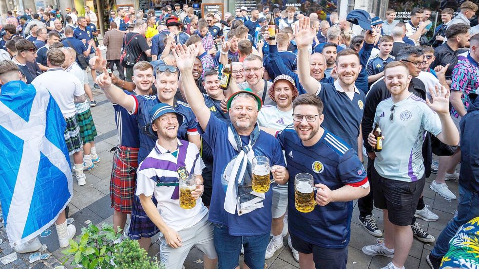 An ihnen lag es nicht: Schottische Fans lassen sich bei der Fußball-EM das Bier schmecken. (Archivbild) Foto: Matthias Balk/dpa