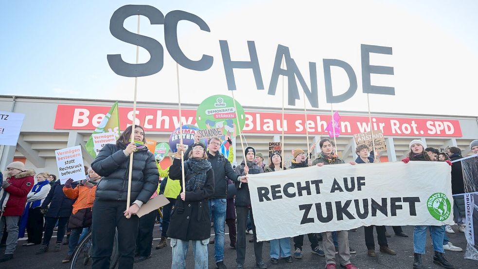 Zum Parteitag demonstrieren mehrere Menschen vor dem Gebäude. Foto: Sebastian Christoph Gollnow/dpa