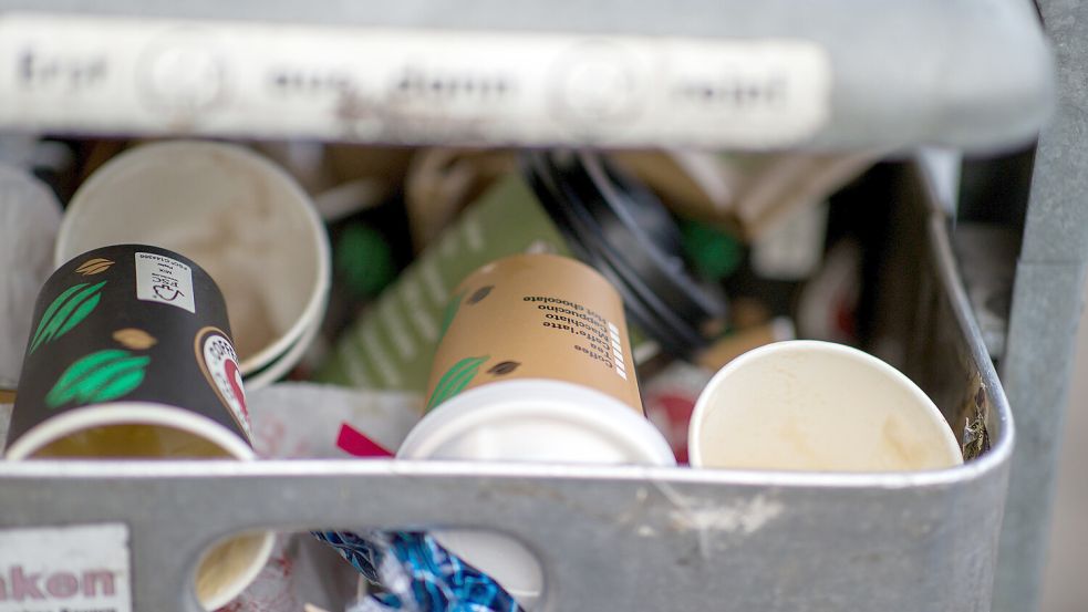 To-Go-Kaffeebecher in einem Mülleimer: Einwegverpackungen für Speisen und Getränke vermüllen die Innenstädte auch in Ostfriesland. Symbolbild: Daniel Karmann/dpa