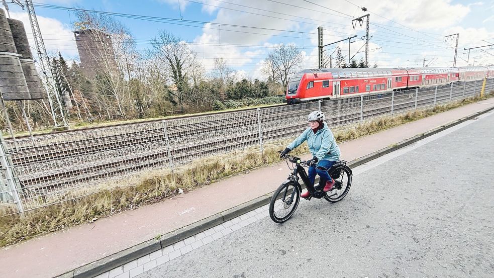 Gundela Fink-Trudrung fährt auf der Großen Roßbergstraße entlang der Bahngleise. Die Strecke ist in der Studie als Vorrangroute für die Radverbindung angegeben. Foto: Ortgies