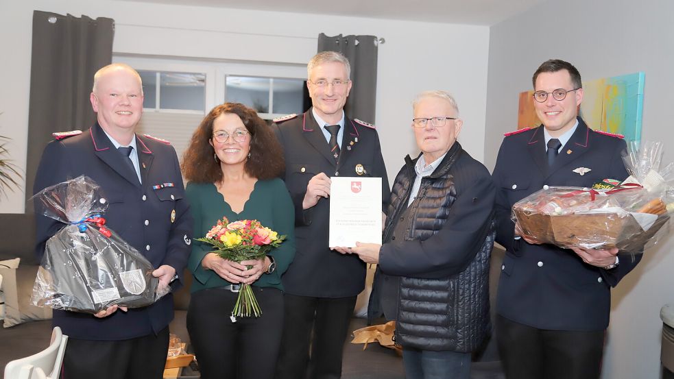 Ehrung bei der Feuerwehr Barßel (von links): Gemeindebrandmeister Uwe Schröder, Liane Rolfsen, Thomas Rohlfsen, stellvertretender Bürgermeister Johannes Geesen, stellvertretender Gemeindebrandmeister Dennis Lüthje. Foto: Passmann