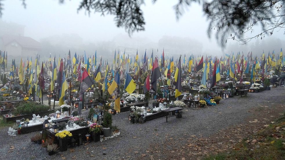 Soldatengräber in der Ukraine. UN-Beobachter haben seit dem Sommer deutlich mehr Fälle erfasst, in denen ukrainische Kriegsgefangene getötet wurden. (Symbolbild) Foto: Mykola Tys/AP/dpa