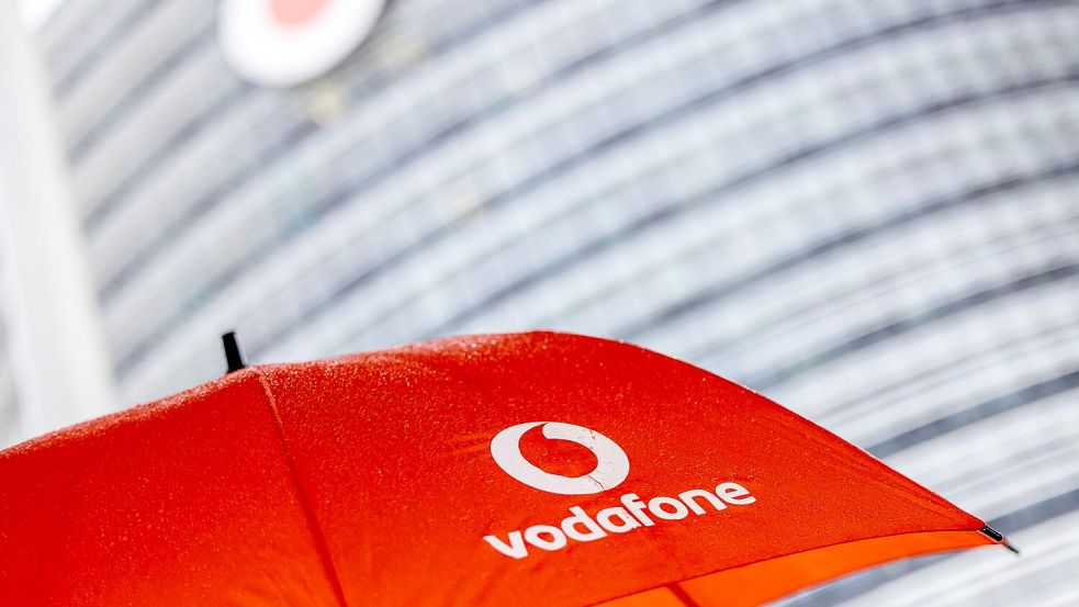 Mal wieder Regenwetter an der Vodafone-Deutschlandzentrale - und auch geschäftlich hat es sich eingetrübt für den Telekommunikationsanbieter. Foto: Thomas Banneyer/dpa