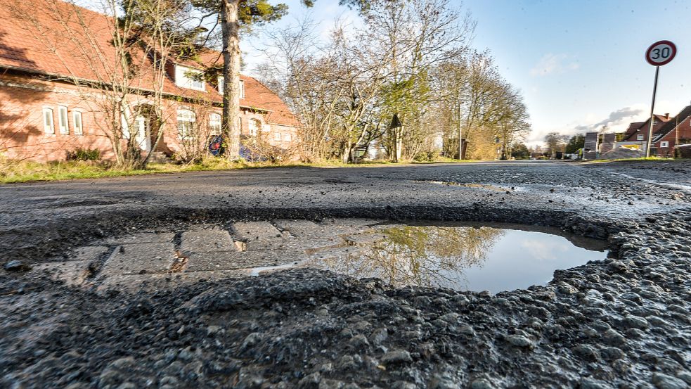 Nicht überall springen Löcher so ins Auge wie an der Rorichmoorer Straße in Warsingsfehn. Die Gemeinde will nun eine Übersicht über den Zustand ihrer Straßen haben. Foto: Ortgies/Archiv