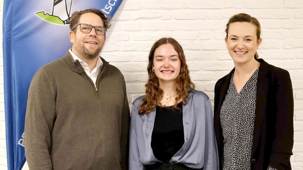 Das Bild von links: Lars Strohschnieder (Abteilungsleiter Wirtschaft und Verwaltung Teilzeitberufsschule der BBS Papenburg), Annika Smid (Stipendiatin) und Katharina Albers (Teamleiterin der Kaufleute im Gesundheitswesen der BBS Papenburg). Foto: Privat