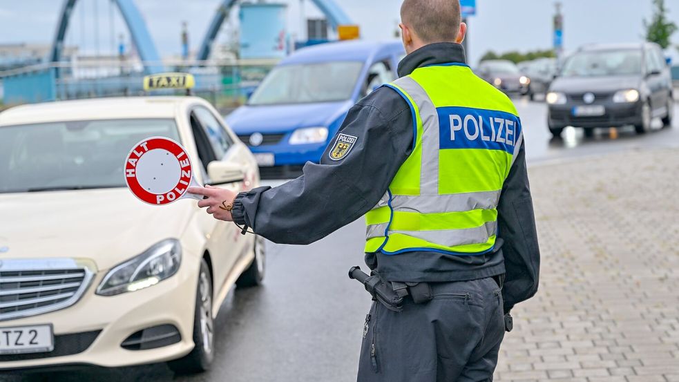 An der Grenze zu Polen gibt es seit dem 16. Oktober 2023 stationäre Kontrollen. Das heißt aber nicht, dass jedes einzelne Fahrzeug kontrolliert wird. (Archivbild) Foto: Patrick Pleul/dpa