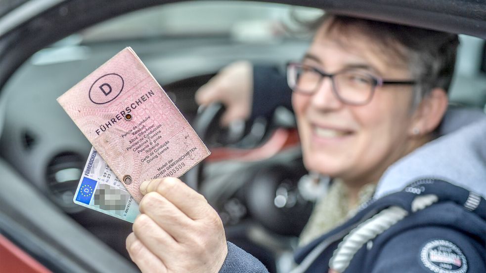 Der rosa Lappen ist seit 19. Januar ungültig: Korrekt verhält sich, wer den Karten-Führerschein in der Tasche hat. Foto: Ortgies