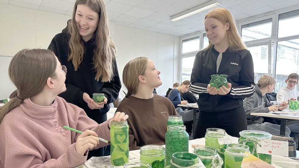 Wollen Hoffnung schenken: Mieke, Louisa-Sophie, Lena und Jantje bastelten mit allen Mitschülerinnen und Mitschülern grün gestaltete Windlichter. Foto: Claudia Wimberg