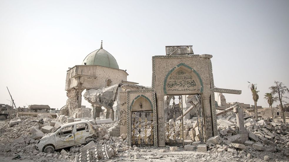 Von der nun wiederaufgebauten Al-Nuri-Moschee ließ der IS nur Ruinen über (Archivbild). Foto: Oliver Weiken/dpa