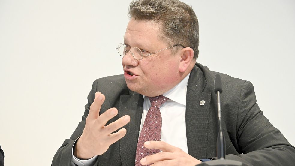 Will Standards senken, damit Fachkräfte aus dem Ausland nach Deutschland kommen: Niedersachsens Sozialminister Andreas Philippi (SPD), der auch für den Bereich Arbeit zuständig ist. Foto: IMAGO/Henning Scheffen