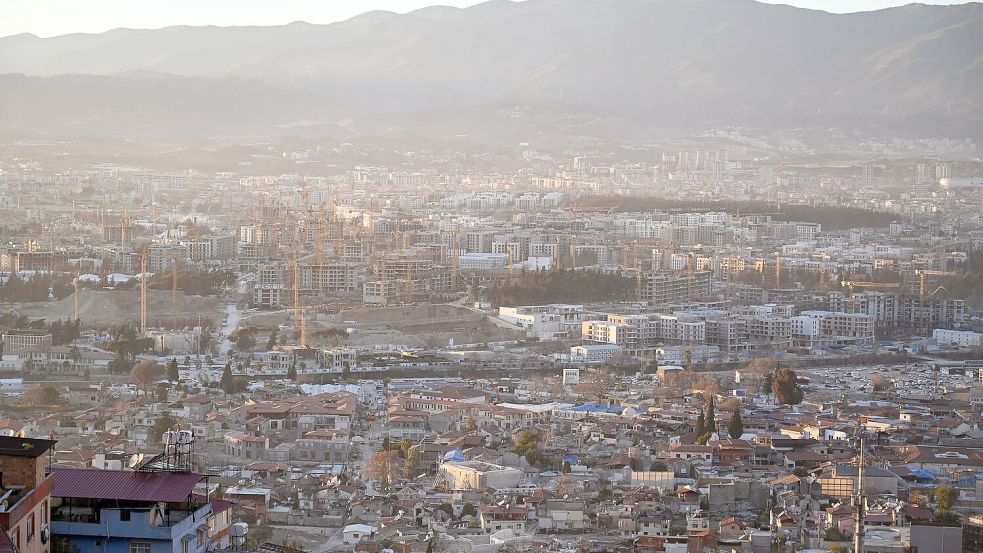 Blick auf die Stadt Antakya, zwei Jahre nach den verheerenden Erdbeben, die die Stadt in weiten Teilen zerstört haben. Foto: Anne Pollmann/dpa