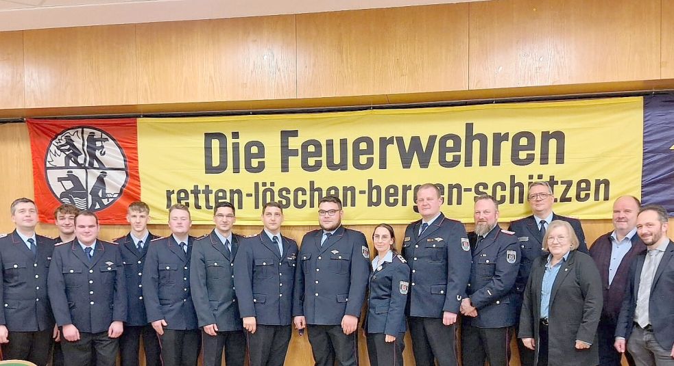 Auf der Jahreshauptversammlung der Feuerwehr Völlenerfehn stellten sich Sebastian Bluwatsch (von links), Keno Schulte, Niclas Stamm, Niklas Bruns, Max Everding, Dennis Lüger, Kai-Uwe Fischer, Julian Schmertmann, Melissa Marzeion, Ortsbrandmeister Matthias Vahling und dessen Stellvertreter Jens Schmidt, Gemeindebrandmeister Frank Harms, Gaby Ostholthoff sowie Fachbereichsleiter Florian Tautrich zum Foto auf. Foto: Feuerwehr Völlenerfehn