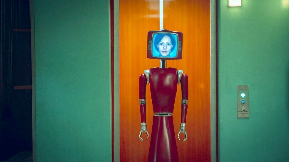 Roboter Cassandra (Lavinia Wilson) stammt aus einer anderen Zeit. Foto: Sasha Ostrov/Netflix/dpa