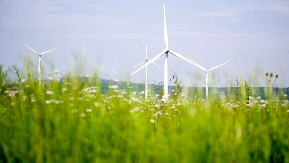 Beim Bau von Windrädern macht Deutschland Fortschritte. Doch in anderen Bereichen hakt es beim Klimaschutz weiter. Foto: Julian Stratenschulte/dpa