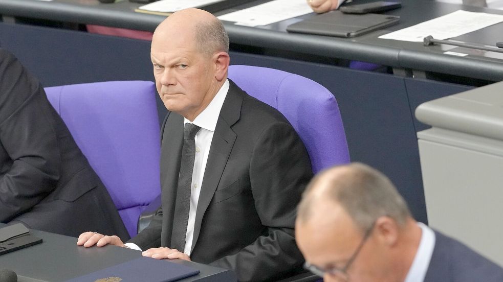 „Er hat sich verzockt, aber viel schlimmer ist, dass er gezockt hat“, sagte der SPD-Kanzler, Olaf Scholz, über das Vorgehen von Unionskanzlerkandidat Friedrich Merz (CDU). (Archivbild) Foto: Kay Nietfeld/dpa