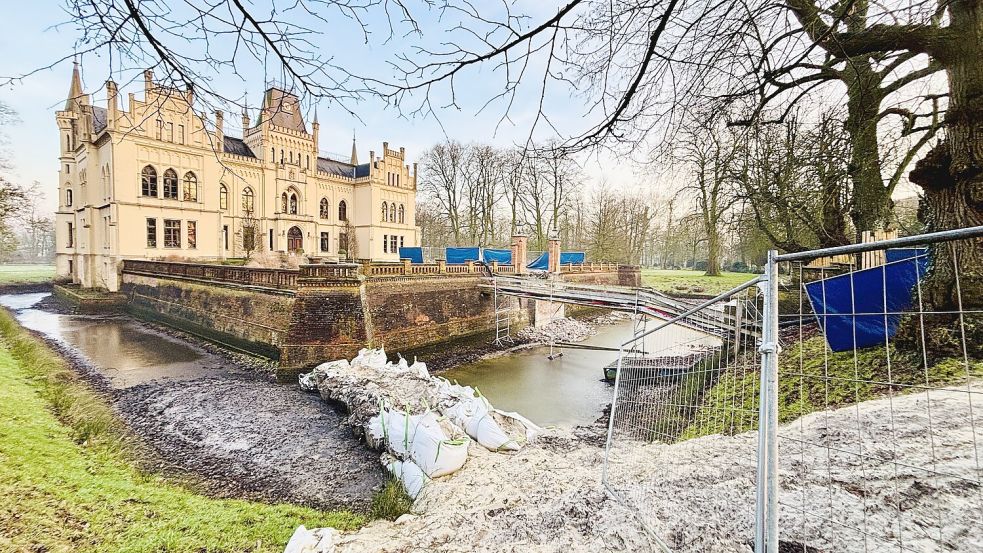 Die alte Brücke zur Evenburg ist bereits verschwunden. Foto: Ortgies