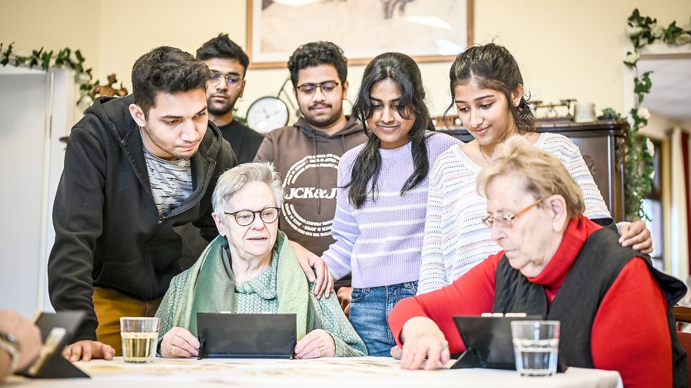 Indische Auszubildende mit Seniorinnen in der Tagespflege des Pflegedienstes „Erfolgreich pflegen“. Die Fachkräfteanwerbung soll auch in Indien verstärkt werden. Foto: IMAGO/Lars Fröhlich