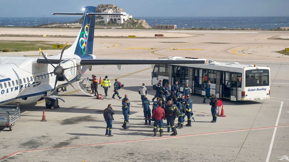 Rettungskräfte sind bereits vor Ort - nun heißt es Abwarten Foto: Petros Giannakouris/AP/dpa