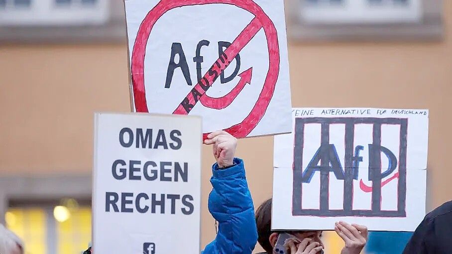 Zu einer Menschenkette für Demokratie und Menschenrechte und gegen Rechtsextremismus rufen die Omas gegen rechts in Meppen für den kommenden Samstag auf. Symbolfoto: DPA