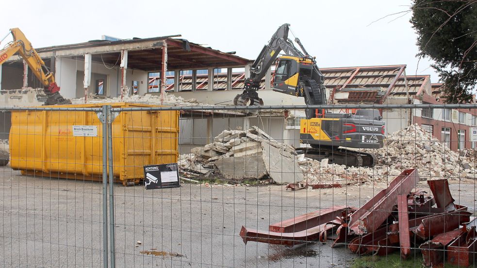 In Aschendorf haben an den ADO-Hallen vor wenigen Tagen Abrissbagger die Arbeit begonnen. Der Haselünner Bauunternehmer Ralf Schulte hat diesen Teil des Areals Ende 2023 gekauft. Foto: Belling