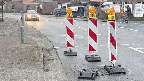 Direkt bei der Fußgängerampel an der Bahnhofstraße in Ihrhove ist die Straße an einer Stelle abgesagt. Dort sind drei Warnbaken aufgestellt worden. Foto: Ammermann