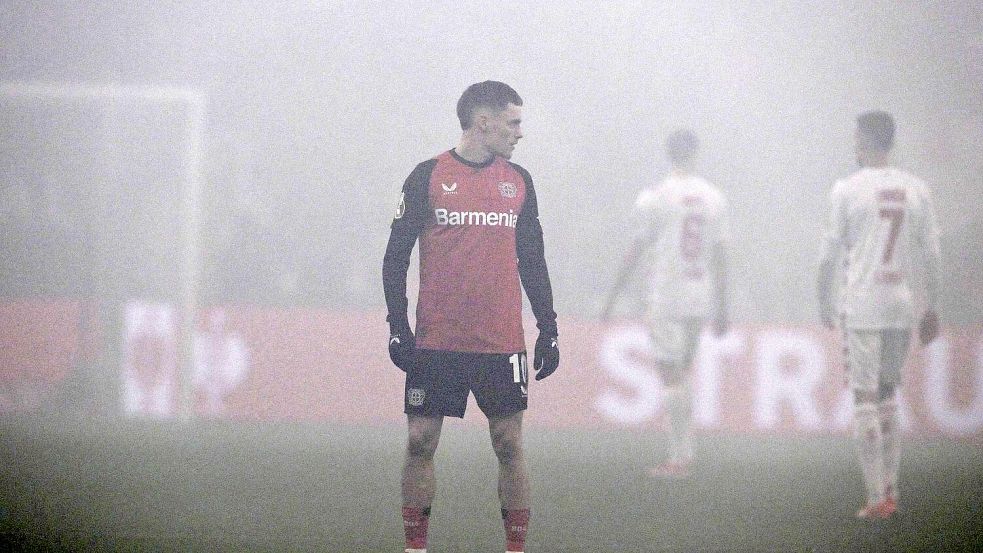 Wegen der heftigen Rauch-Entwicklung nach gezündeter Pyrotechnik war das Spiel mehr als zehn Minuten unterbrochen. Foto: Federico Gambarini/dpa