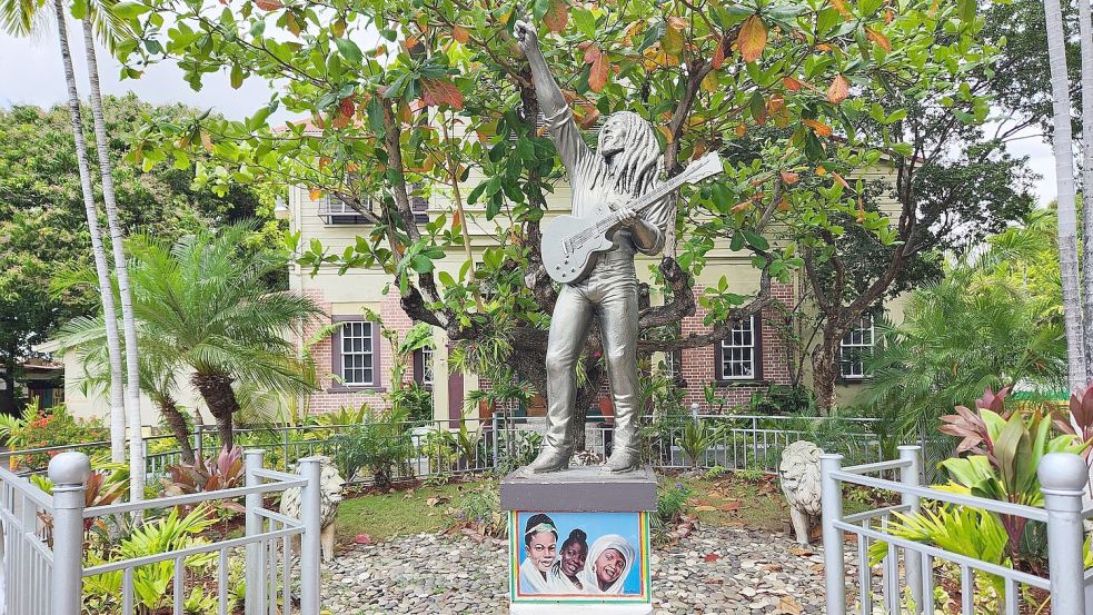 Eine Statue Bob Marleys steht vor seinem ehemaligen Haus auf Jamaika, das heute ein Museum ist. (Archivbild) Foto: Nick Kaiser/dpa