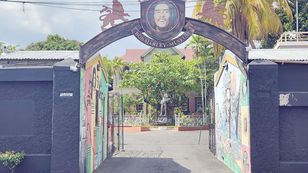 Bob Marleys Konterfei ziert das Eingangstor zu seinem früheren Haus in Kingston, dem heutigen Bob Marley Museum. (Archivbild) Foto: Nick Kaiser/dpa