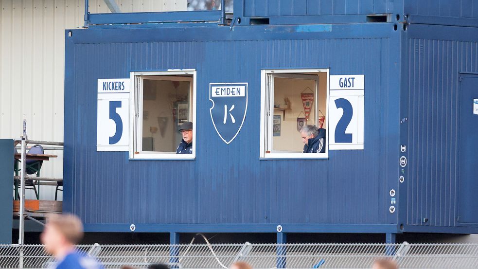 Stadionsprecher Gerd Krauledat (links) und sein Assistent Edzard Wagner (rechts) hatten reichlich Arbeit an der Retro-Anzeigentafel. Fotos: Doden