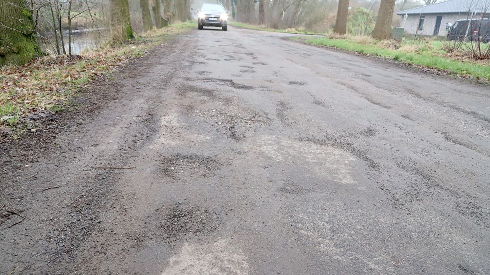 Der Zustand des Utender Damm litt in den vergangenen Jahren unter dem Schwerlastverkehr in Richtung der Baugebiete nördlich des Utender Kanals. Foto: Passmann